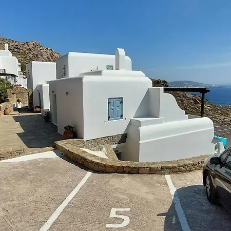 Traditional House With Shared Pool