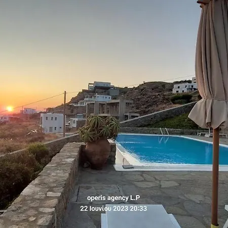 Traditional House With Shared Pool Holiday home *